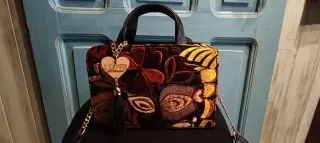 Bolso negro con solapa bordada floral