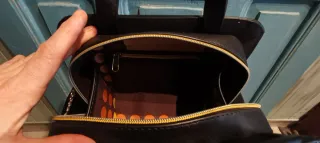 Bolso negro con solapa bordada floral