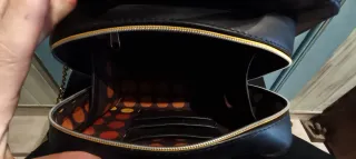 Bolso negro con solapa bordada floral