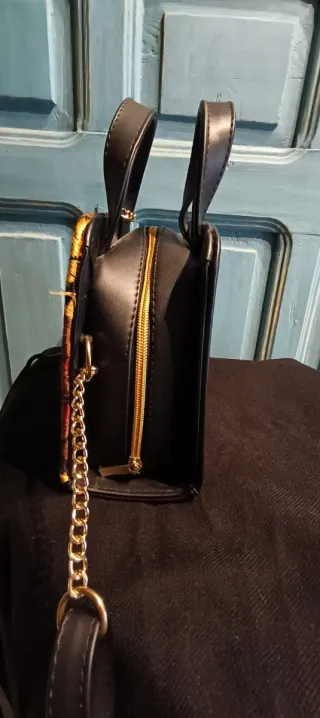 Bolso negro con solapa bordada floral