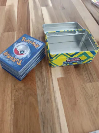 Caja metálica Pokémon con cartas