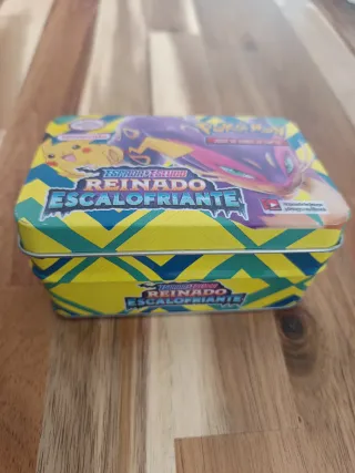Caja metálica Pokémon con cartas