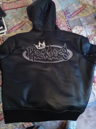 Chaqueta Negra con Capucha y Logo