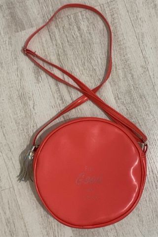 Bolso redondo coral con pompón plateado