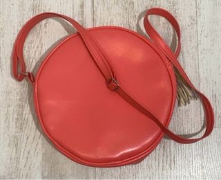 Bolso redondo coral con pompón plateado