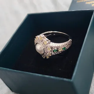 Anillo de plata con perla y circonitas