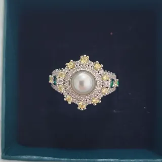 Anillo de plata con perla y circonitas