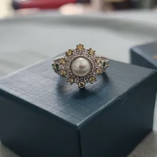 Anillo de plata con perla y circonitas