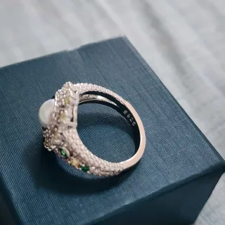 Anillo de plata con perla y circonitas