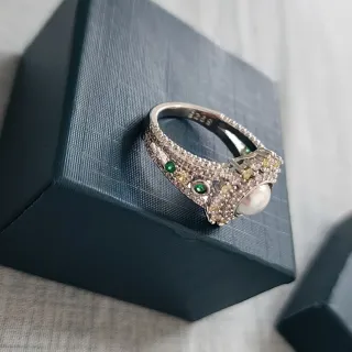 Anillo de plata con perla y circonitas