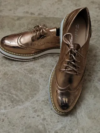 Zapatos dorados estilo Oxford