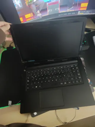 Portátil Lenovo Carcasa Rota