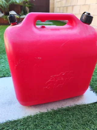 Bidón de gasolina rojo, capacidad para 20 litros.