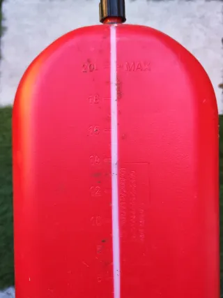 Bidón de gasolina rojo, capacidad para 20 litros.