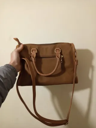 Bolso marrón y dorado