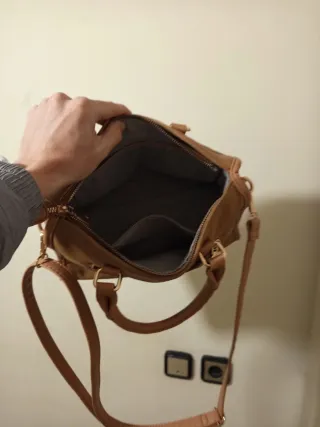 Bolso marrón y dorado