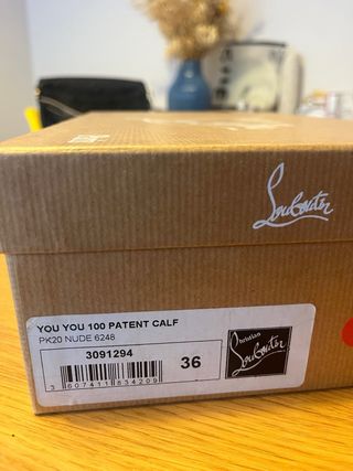 Zapatos Christian Louboutin Beige nude Peep Toe 36