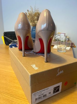 Zapatos Christian Louboutin Beige nude Peep Toe 36