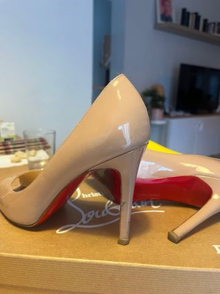 Zapatos Christian Louboutin Beige nude Peep Toe 36