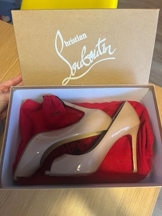 Zapatos Christian Louboutin Beige nude Peep Toe 36