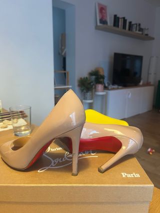 Zapatos Christian Louboutin Beige nude Peep Toe 36