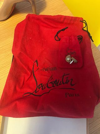 Zapatos Christian Louboutin Beige nude Peep Toe 36