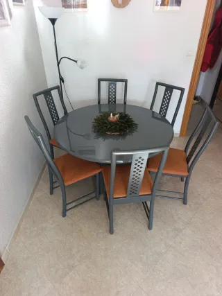 Mesa redonda y 6 sillas comedor