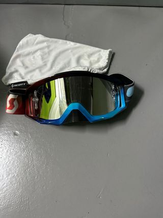 Casco, máscara y guantes de moto montaña
