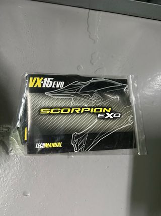 Casco, máscara y guantes de moto montaña