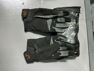 Casco, máscara y guantes de moto montaña