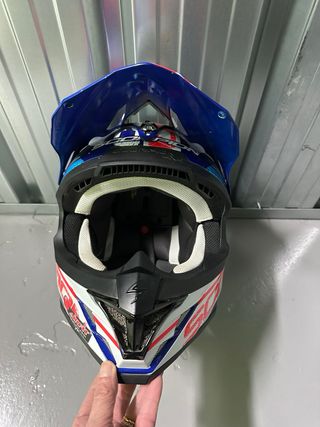 Casco, máscara y guantes de moto montaña