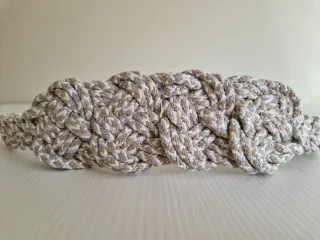 Cinturón Uterqüe trenzado beige y plata