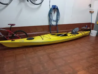 Piragua de travesía con timón y pala