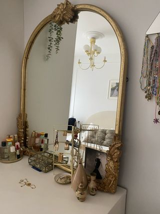 Espejo dorado con marco decorativo