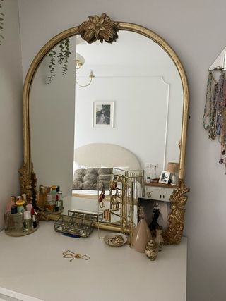 Espejo dorado con marco decorativo