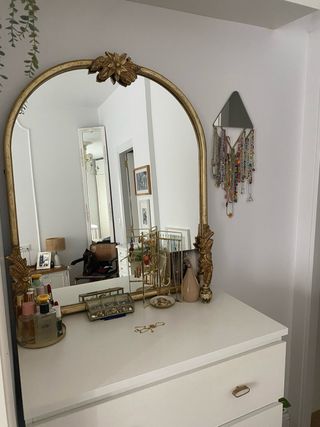 Espejo dorado con marco decorativo