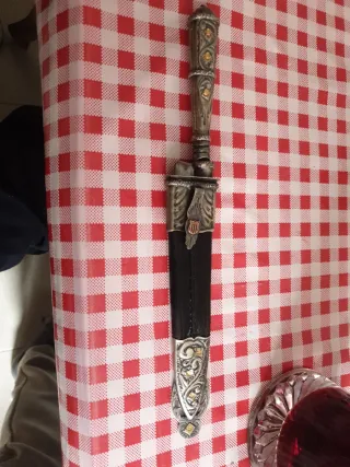 Cuchillo decorativo con funda