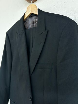 Traje de hombre azul marino.