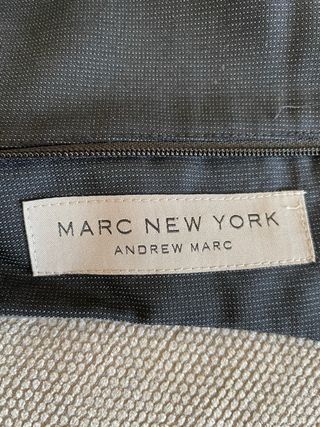 Traje de hombre azul marino.