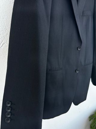 Traje de hombre azul marino.