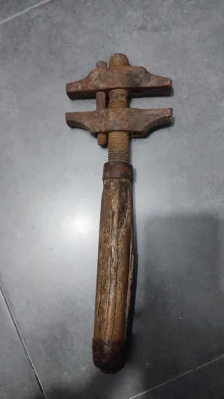 Llave inglesa antigua ajustable
