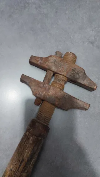 Llave inglesa antigua ajustable