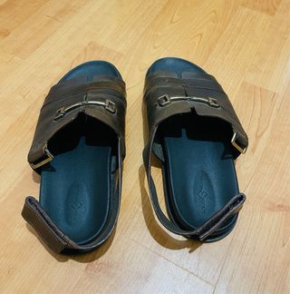 Sandalias Marrones con Hebilla