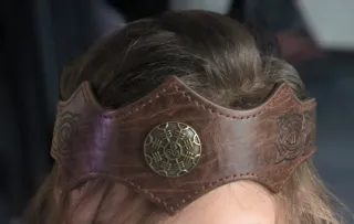 Diadema de cuero marrón con diseño Vikingo