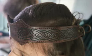 Diadema de cuero marrón con diseño Vikingo