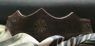 Diadema de cuero marrón con diseño Vikingo