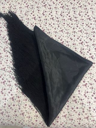 Pico Huertano Negro. Es raso con flecos.