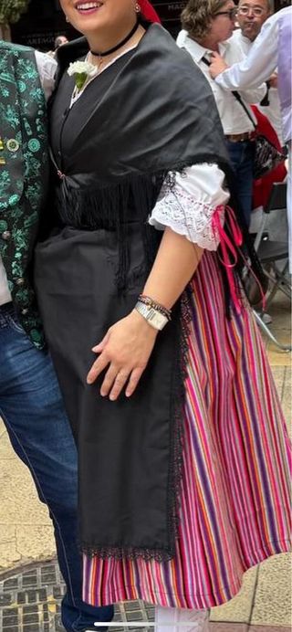 Pico Huertano Negro. Es raso con flecos.