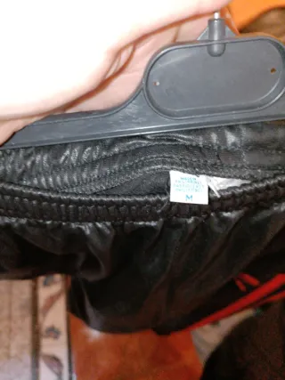 Pantalón Adidas Negro con Rayas Rojas