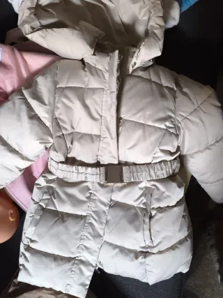 Chaqueta niña beige Capucha con cremallera.